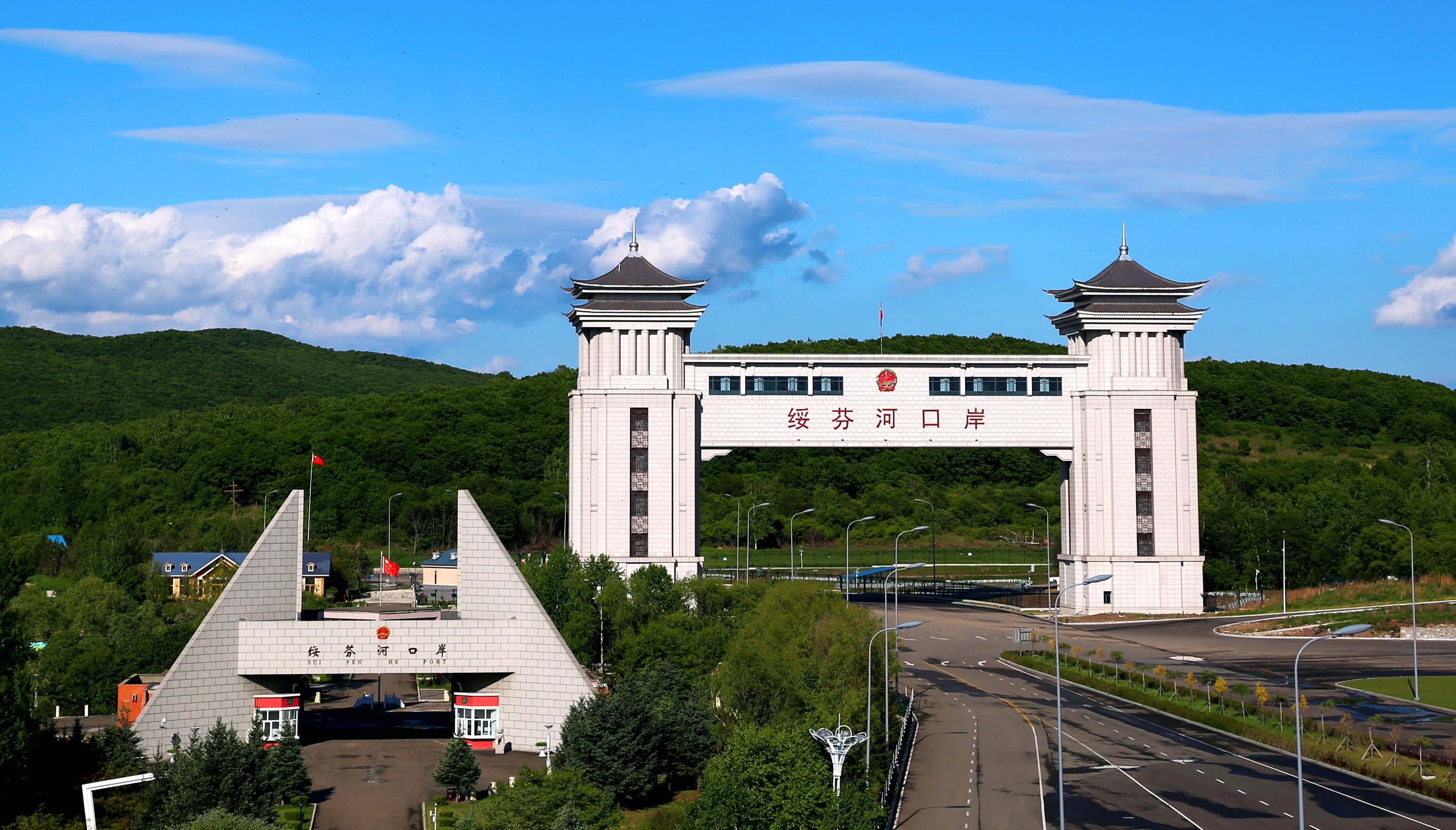 綏芬河公路口岸國(guó)門(mén).jpg